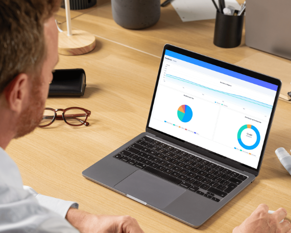 Equipe de engenharia de software e consultores analisando protótipos